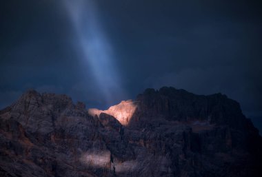 Dolomite Dağları 'nın görkemli manzarası