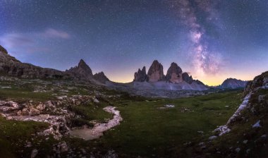 Tre Cime di Lavaredo Dağları Samanyolu 'nun altında