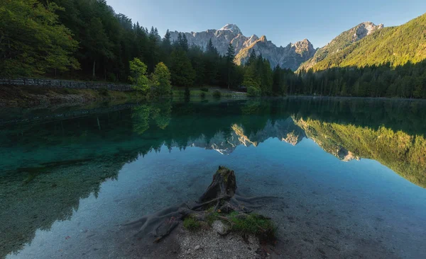 Frühherbstmorgen Fusine Lake Herrlich Sonniger Tag Bergsee Konzept Einer Idealen — Stockfoto