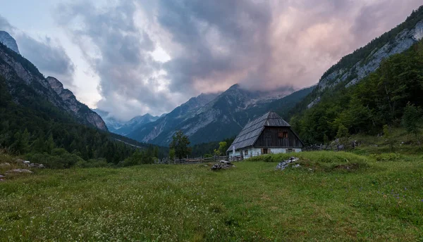 Alte Hütten Den Bergen Der Julischen Alpen Und Präsentieren Eine — Stockfoto