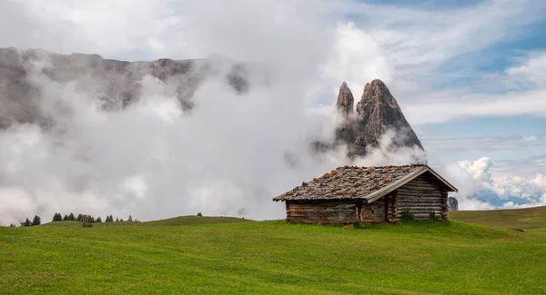 Misty Ημέρα Στα Βουνά Dolomites Στην Ιταλία Μια Συννεφιασμένη Ημέρα — Φωτογραφία Αρχείου