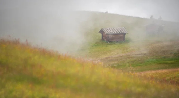 Presenteren Een Prachtige Scenemisty Dag Dolomieten Bergen Italië Een Bewolkte — Stockfoto