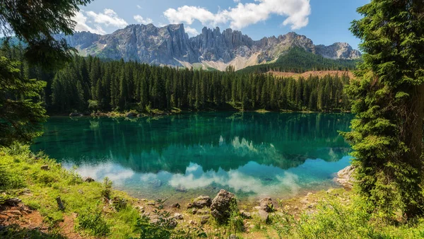 Lago Carezza Nelle Dolomiti Una Giornata Estiva — Foto Stock