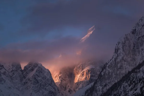 Sunrise Mountains Covered Fresh Snow — Stock Photo, Image