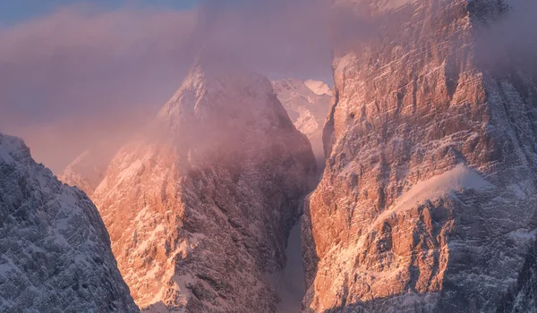 Salida Del Sol Las Montañas Cubiertas Nieve Fresca — Foto de Stock