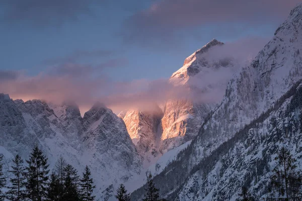 Salida Del Sol Las Montañas Cubiertas Nieve Fresca — Foto de Stock