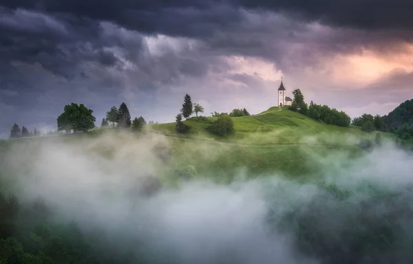 Jamnický Kostel Vrcholu Kopce Náladový Bouřlivý Den — Stock fotografie