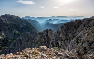 Dağların puslu manzarası