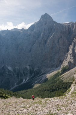 Julian Alplerindeki dağlarda kadın yürüyüşçü.
