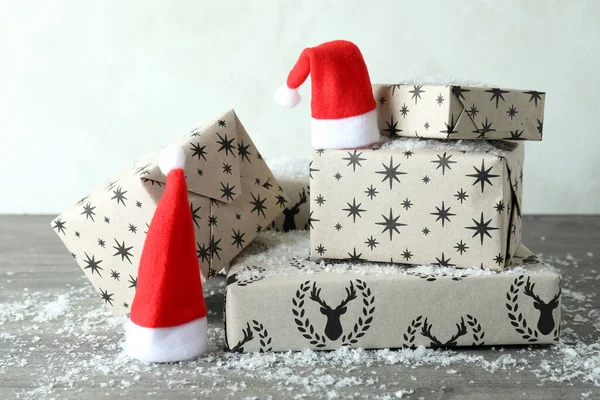 Cappelli Babbo Natale Scatole Regalo Tavolo Grigio Testurizzato — Foto Stock