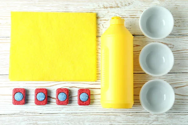 木製テーブルの上の食器洗浄洗剤アクセサリーの概念 — ストック写真