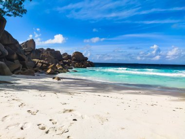 Seyşeller 'deki La Digue Adası' ndaki kayalıklar.