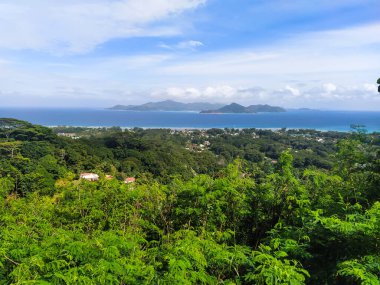 Praslen Adası manzarası ve dağdan kasaba manzarası