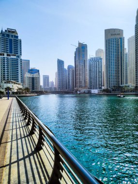 Gezinti güvertesinden şehir ve su manzarası