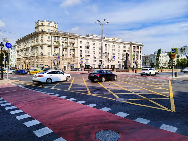 Центр Города Старыми Зданиями Автомобилями Дороге Памятником — стоковое фото