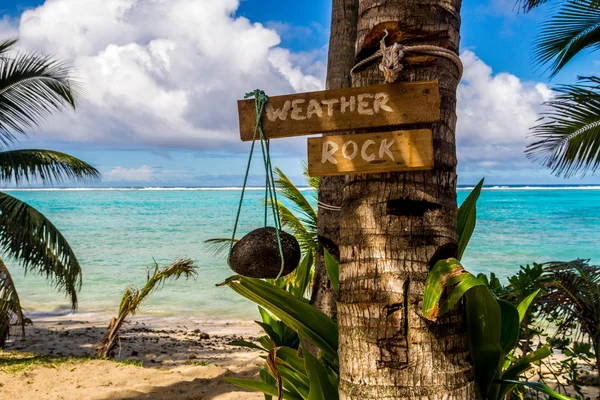 Météo rocher dans une plage paradisiaque — Photo