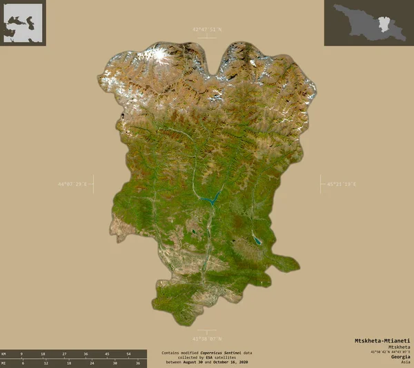 Mtskheta-Mtianeti, Gürcistan bölgesi. Sentinel-2 uydu görüntüleri. Bilgilendirici örtülerle sağlam arkaplanda izole edilmiş şekil. Değiştirilmiş Kopernik Sentinel verileri içerir