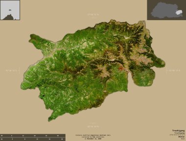 Trashigang, Butan bölgesi. Sentinel-2 uydu görüntüleri. Bilgilendirici örtülerle sağlam arkaplanda izole edilmiş şekil. Değiştirilmiş Kopernik Sentinel verileri içerir