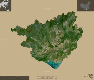 Guangxi, Çin 'in özerk bölgesi. Sentinel-2 uydu görüntüleri. Bilgilendirici örtülerle sağlam arkaplanda izole edilmiş şekil. Değiştirilmiş Kopernik Sentinel verileri içerir