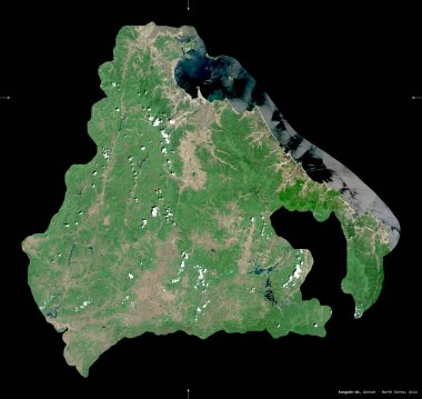 Kangwon-do, Kuzey Kore vilayeti. Sentinel-2 uydu görüntüleri. Siyah üzerine izole edilmiş şekil. Tanımı, başkentin yeri. Değiştirilmiş Kopernik Sentinel verileri içerir