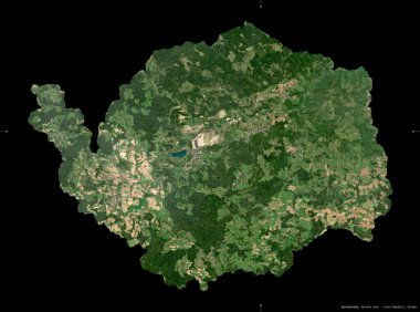 Karlovarsky, Çek Cumhuriyeti bölgesi. Sentinel-2 uydu görüntüleri. Siyah üzerine izole edilmiş şekil. Tanımı, başkentin yeri. Değiştirilmiş Kopernik Sentinel verileri içerir