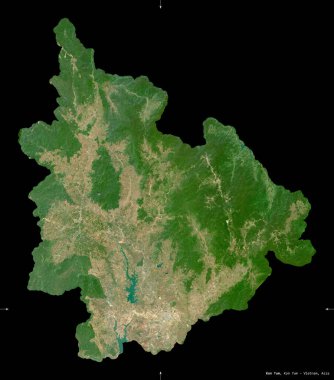 Kon Tum, Vietnam vilayeti. Sentinel-2 uydu görüntüleri. Siyah üzerine izole edilmiş şekil. Tanımı, başkentin yeri. Değiştirilmiş Kopernik Sentinel verileri içerir