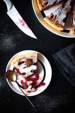 dilim kirazlı turta bir plaka üzerinde