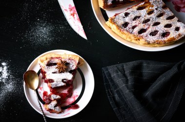 dilim kirazlı turta bir plaka üzerinde