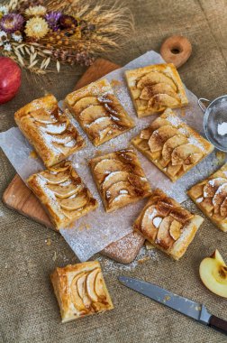 Elmalı kek parçaları