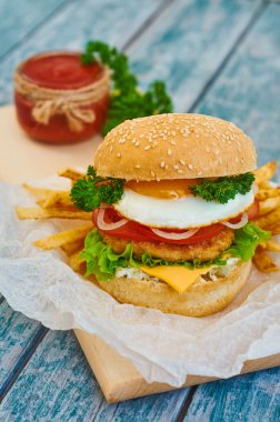 Ev burger üzerinde ahşap arka plan yaptı.