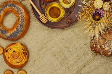 Çul arka plan üzerinde ekmek karışımı