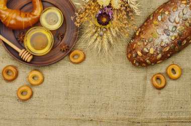 Çul arka plan üzerinde ekmek karışımı