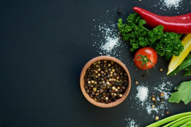 Biber ve karanlık bir arka plan üzerinde sebze