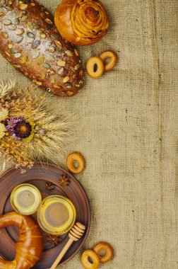 Çul arka plan üzerinde ekmek karışımı