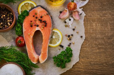 Hafif ahşap arka plan üzerinde Çiğ somon biftek