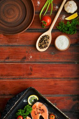 Ahşap arka plan üzerinde Çiğ somon biftek