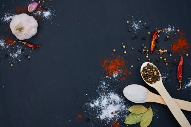Tuz ve biber tahta kaşıklar üzerinde. Deco ile