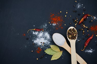 Tuz ve biber tahta kaşıklar üzerinde. Deco ile