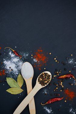Tuz ve biber tahta kaşıklar üzerinde. Deco ile