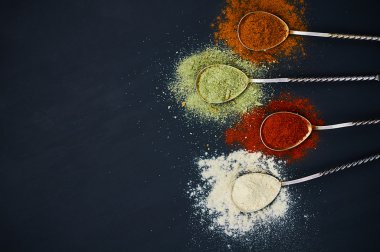 Kaşık ile çeşitli baharatlar