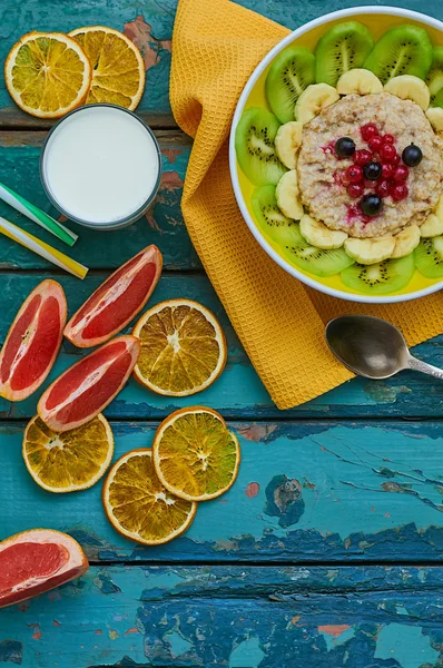 Café da manhã saudável com aveia e frutas Fotos De Bancos De Imagens