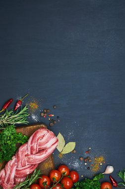 ahşap kesme tahtası üzerinde çiğ et