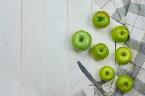 Manzanas verdes maduras sobre fondo de madera claro —  Fotos de Stock