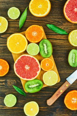 Dilimlenmiş meyve. Portakal, limon, greyfurt, mandalina, armut, kivi ve limon.