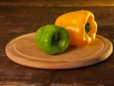 Bir tahta üzerinde kırmızı biber olduğunu