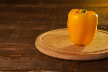 Sarı kırmızı biber bir tahta üzerinde olduğunu