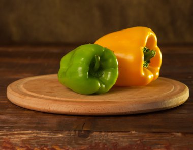 Kırmızı biber bir tahta üzerinde olduğunu