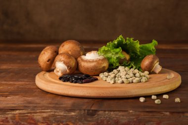 Salata, mantar ve tahıl