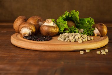 Mantar, salata ve farklı tahıl