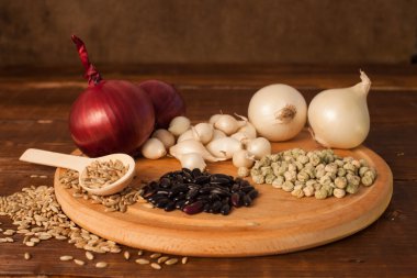 Farklı soğan ve tahıl kaşığı içinde